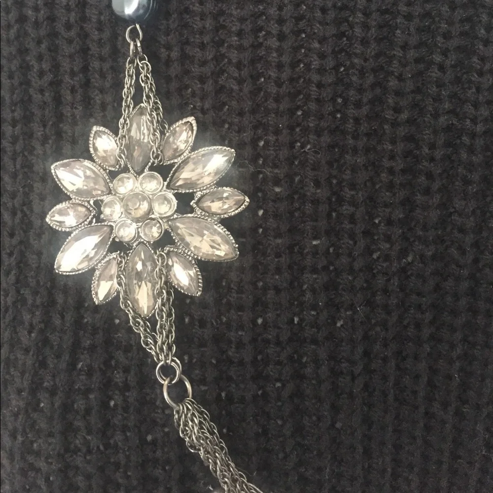 Elegant Silver Floral Pendant Necklace